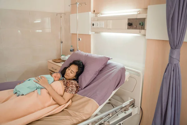 Yeni doğan bebek istirahat ile Asya mutlu anne — Stok fotoğraf