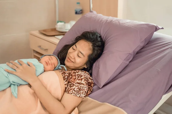 Image recadrée de mère heureuse sienne avec bébé nouveau-né au repos — Photo