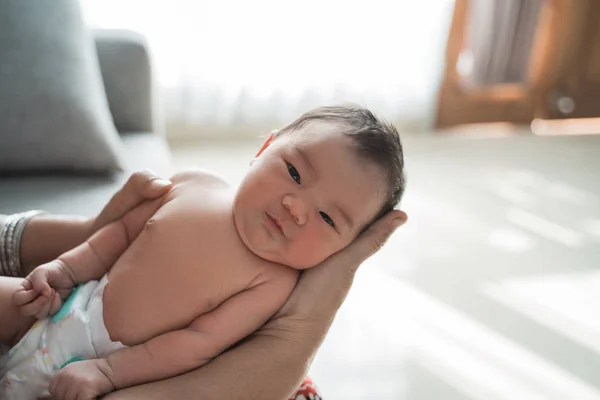 Manos de la madre sosteniendo a la hija recién nacida — Foto de Stock