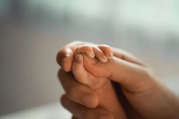Ασιατικό χέρι το μωρό στο χέρι της μητέρας — Φωτογραφία Αρχείου