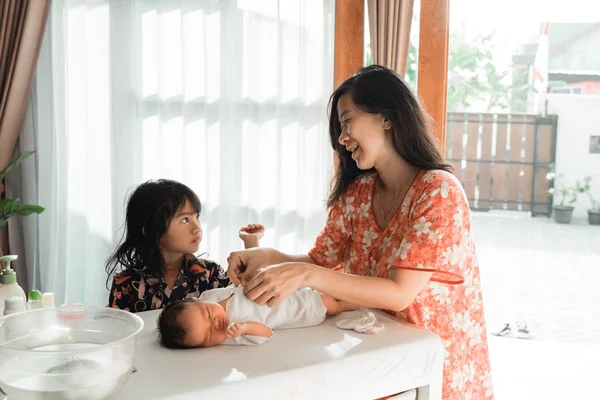 아시아 의 어머니 과 귀여운 아기 후 입욕 — 스톡 사진