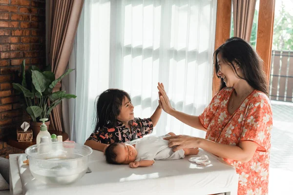 Asiatiskapojke mor och söt baby efter bad — Stockfoto