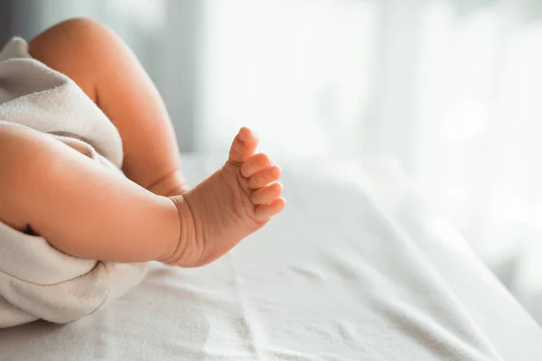 Πόδια του ασιατικού μικρού μωρού — Φωτογραφία Αρχείου