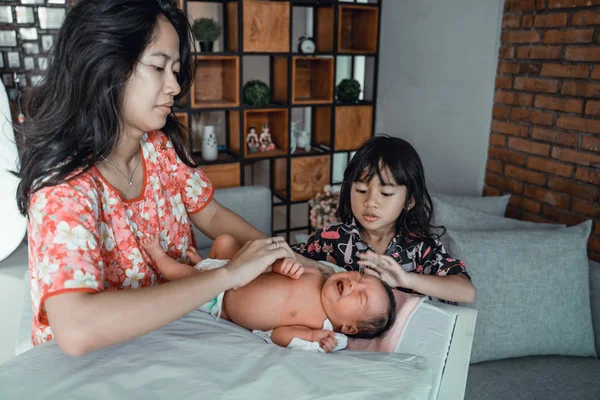 Mãe asiática e bebê bonito após o banho — Fotografia de Stock