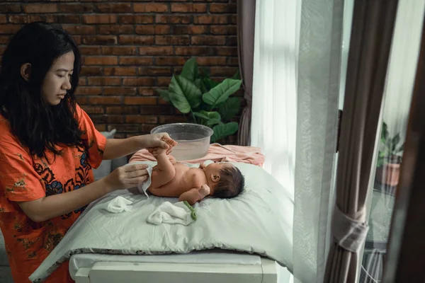 Mother changing diaper of his newborn baby daughter — Stock Photo, Image