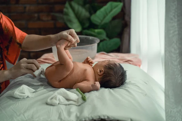 Азиатская маленькая девочка подгузник заменен на мать — стоковое фото