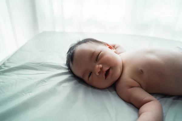 Bild einer kleinen Tochter, die auf dem Bett schläft — Stockfoto