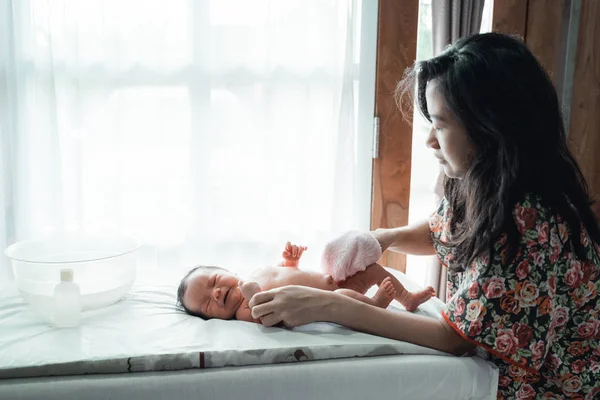 亚洲 妈妈 和 可爱的 婴儿 洗澡 — 图库照片