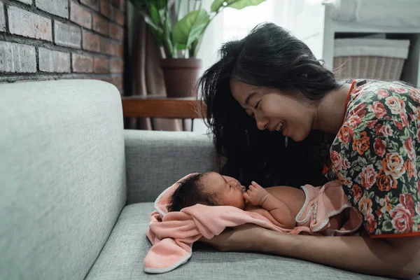 Asiatisk mamma torkar med en handduk hennes lilla dotter — Stockfoto