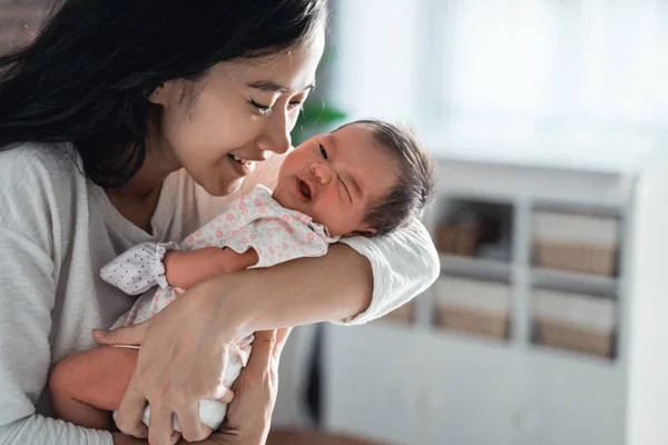 Mère embrassant sa petite fille — Photo