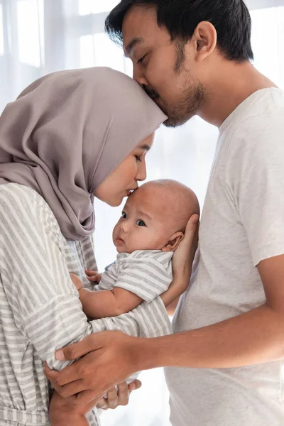 Musulmán padre besos junto con bebé niño — Foto de Stock