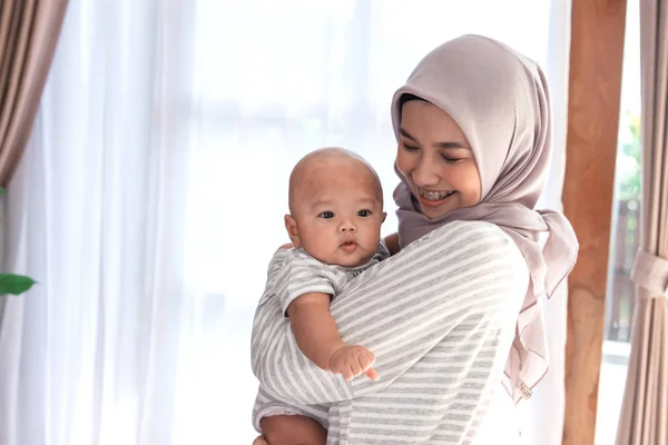 Muslim wanita dengan bayi laki-laki — Stok Foto
