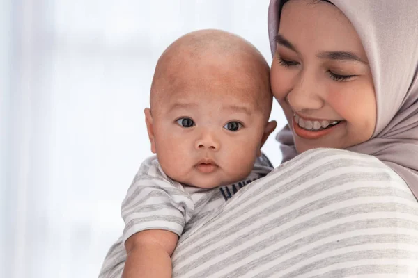 Mujer musulmana con hijo bebé bebé — Foto de Stock