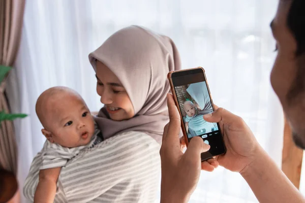 Dad take picture of his wife carrying baby boy — Stock Photo, Image