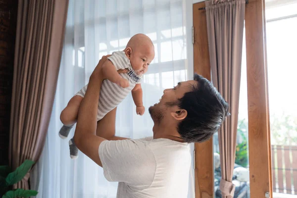 Padre llevar a su bebé en casa — Foto de Stock