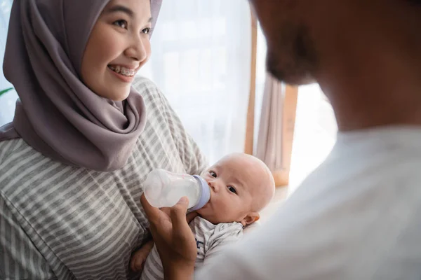 Ouder voeden baby met fles melk — Stockfoto