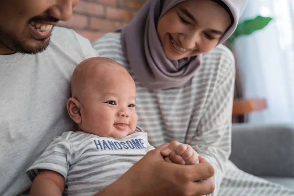 Baby jongen glimlachend zittend op de ouders schoot — Stockfoto