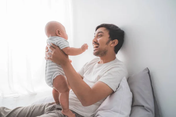 Ojciec nosić jego syn dziecko gra razem — Zdjęcie stockowe