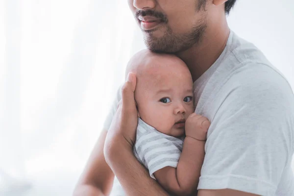 Vader draagt zijn baby jongen samen spelen thuis — Stockfoto