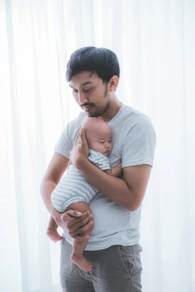Πατέρας κουβαλάει το μωρό γιο του παίζοντας μαζί — Φωτογραφία Αρχείου