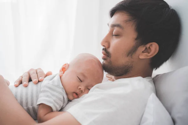 Schattige baby jongen slapen op vaders borst — Stockfoto