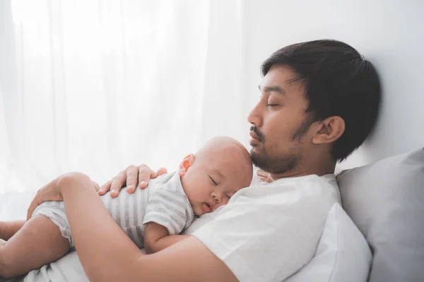 Vader met zijn baby jongen slapen op zijn borst — Stockfoto