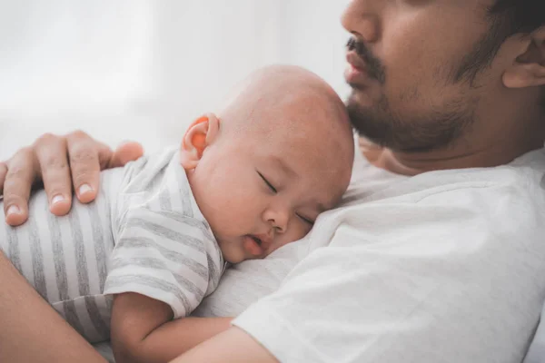 Schattige baby jongen slapen op vaders borst — Stockfoto