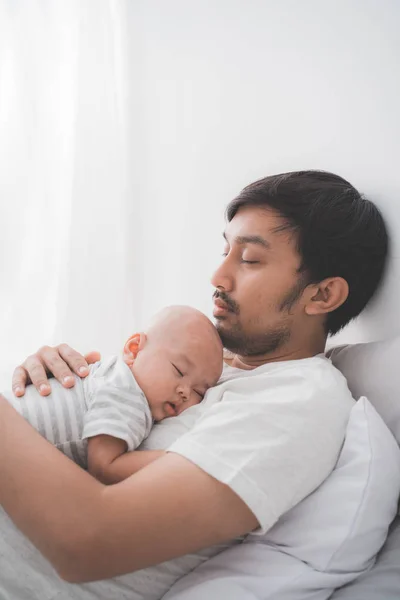 Vader met zijn baby jongen slapen op zijn borst — Stockfoto