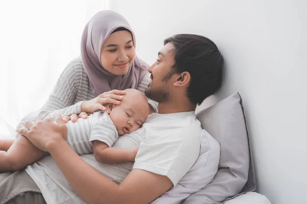 무슬림 부모와 함께 자신의 신생아시간을 즐길 수 — 스톡 사진
