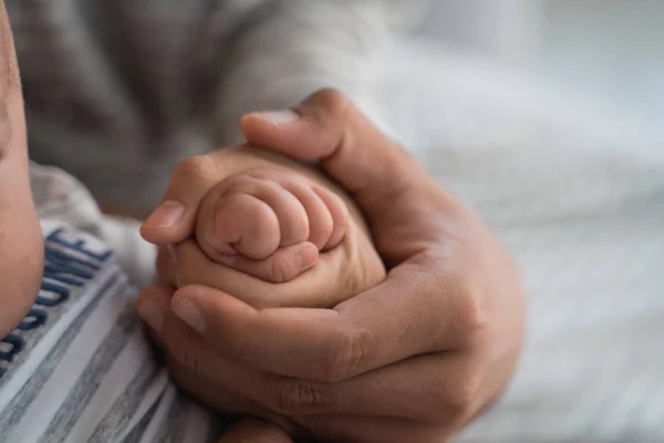 Το δάχτυλο μπέιμπι σίτερ με το γονέα μαζί κρατήσει το χέρι — Φωτογραφία Αρχείου