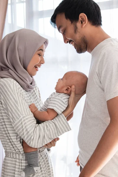 Moslim ouder met hun pasgeboren baby geniet samen van tijd — Stockfoto