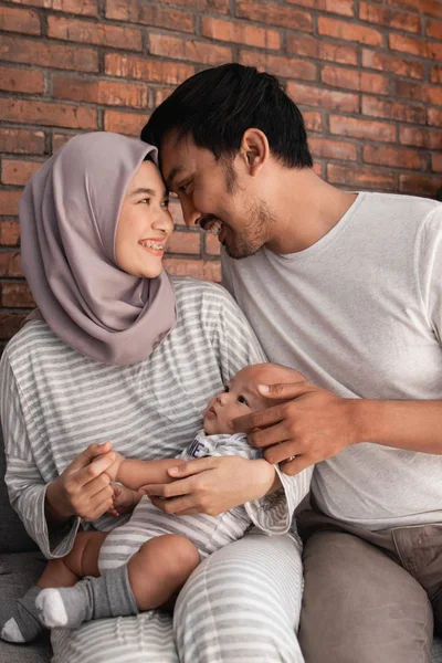 Muslimský rodič s novorozenců v obývýrně — Stock fotografie