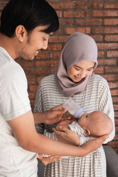 Padre alimentar al bebé con leche en el biberón — Foto de Stock
