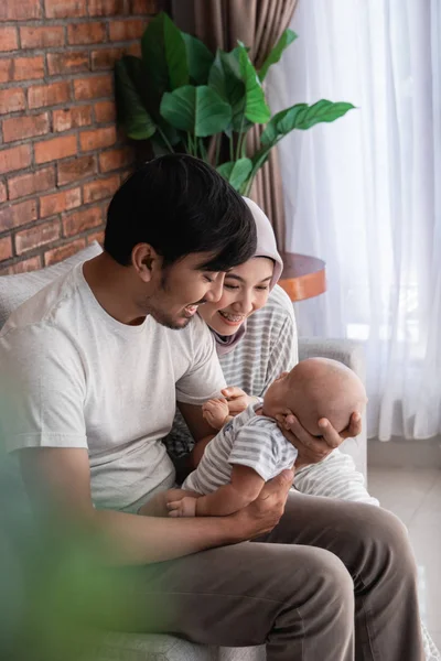 Asijská rodina s dítětem usmívajícími se — Stock fotografie
