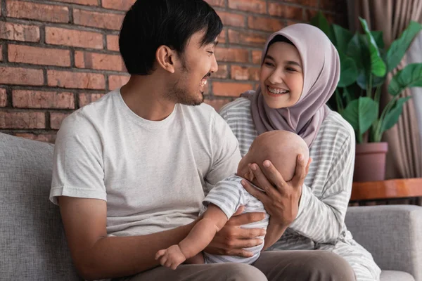 Muzułmański Asian rodzic gra z ich dziecko — Zdjęcie stockowe