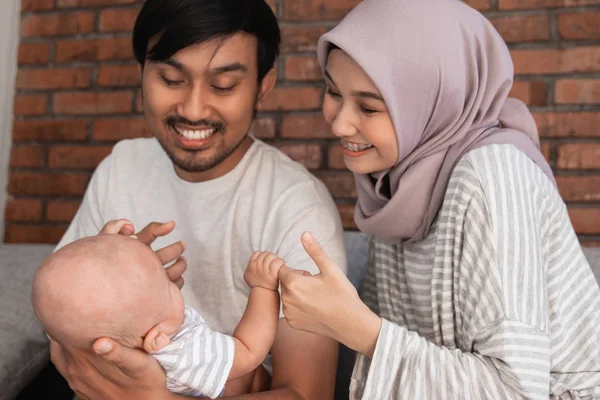 Aziatische familie met baby zoon samen glimlachend — Stockfoto