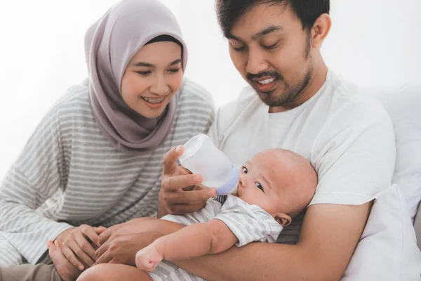 Parent feeding their baby boy with bottle of milk — Stock Photo, Image