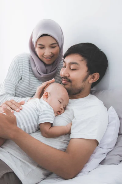 Couple musulman avec leur bébé garçon — Photo