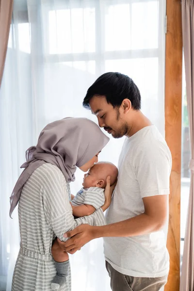 Padres musulmanes con su bebé recién nacido disfrutan del tiempo juntos —  Fotos de Stock