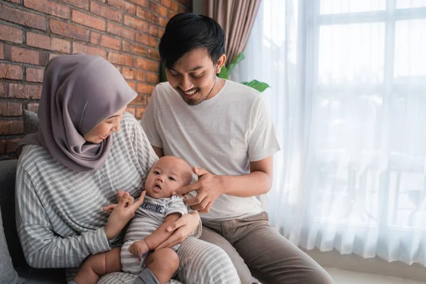 Muslim orangtua dengan bayi yang baru lahir mereka di ruang tamu — Stok Foto