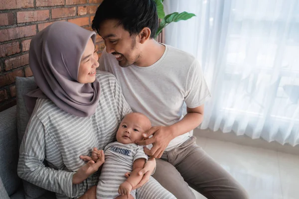 Muslim orangtua dengan bayi yang baru lahir mereka menikmati waktu bersama — Stok Foto