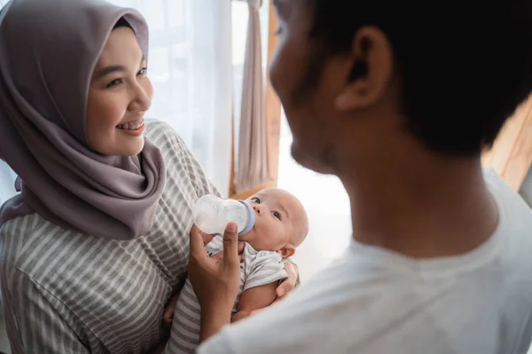 Eltern füttern Baby mit Flasche Milch — Stockfoto
