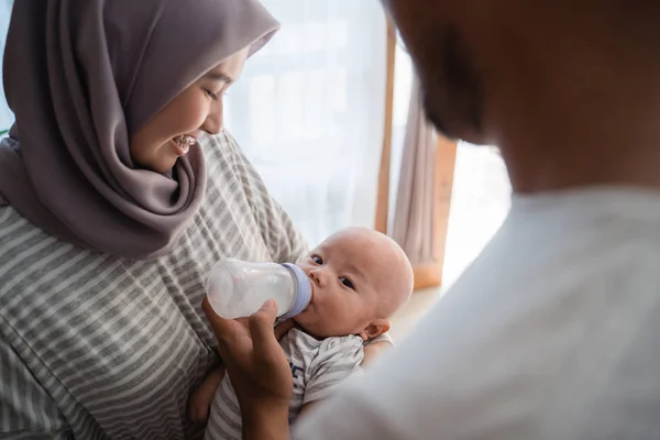 Förälder utfodring baby med en flaska mjölk — Stockfoto