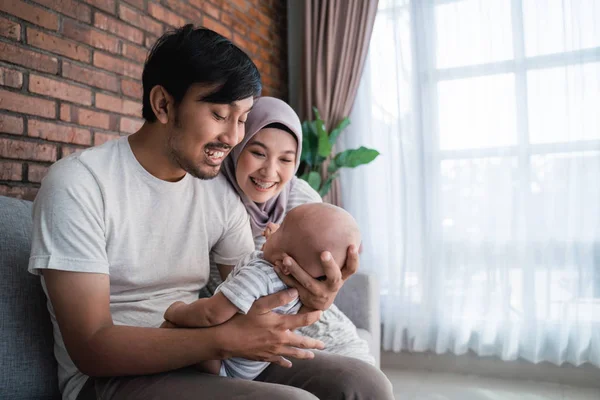 Мусульманские азиатские родители играют со своим ребенком — стоковое фото