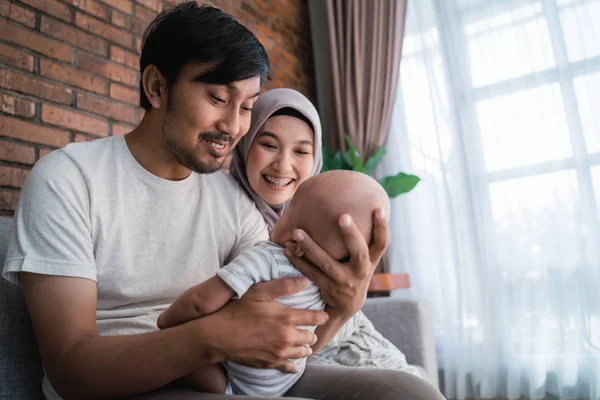Мусульманские родители со своим новорожденным ребенком наслаждаются временем вместе — стоковое фото