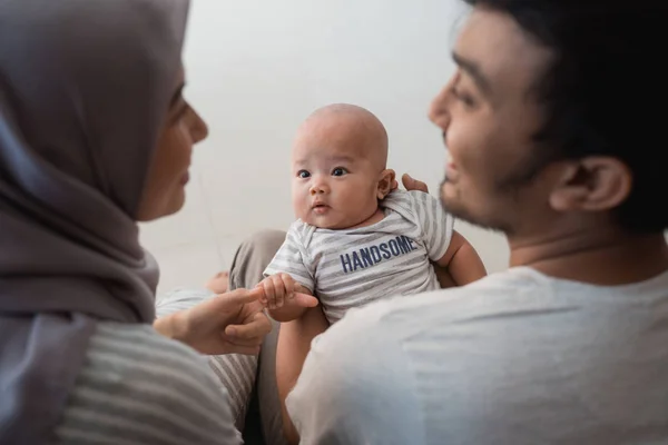 Niedlicher kleiner Junge schaut ihre Eltern an — Stockfoto