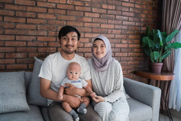 Muslim orangtua dengan anak laki-laki tersenyum — Stok Foto