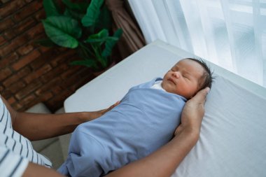 Eller baba uyurken kızı tutan