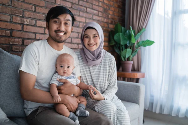 Muslim Asia orang tua bermain dengan bayi mereka — Stok Foto