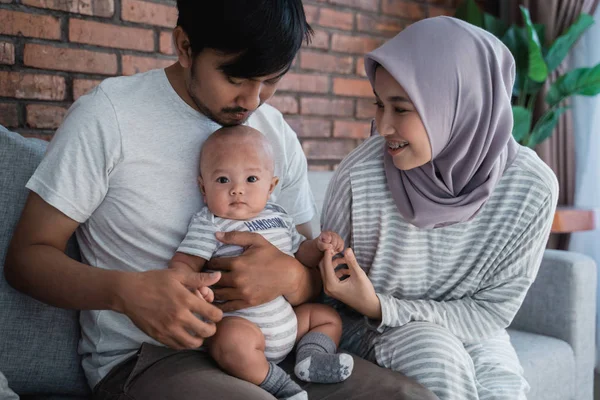 Muslimský rodič se svým novorozenců baví čas společně — Stock fotografie